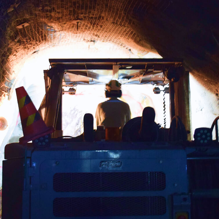 Chuyển đến trang 'về tập đoàn khai khoáng Kim loại Sumimoto'.